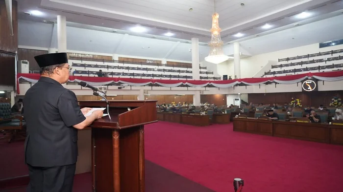SAMBUTAN - Gubernur Kalimantan Barat Ria Norsan saat penyampaian Nota Penjelasan Gubernur terhadap Rancangan APBD Perubahan Tahun Anggaran 2026 dalam rapat paripurna DPRD Provinsi Kalimantan Barat, Senin (7/9/2026).