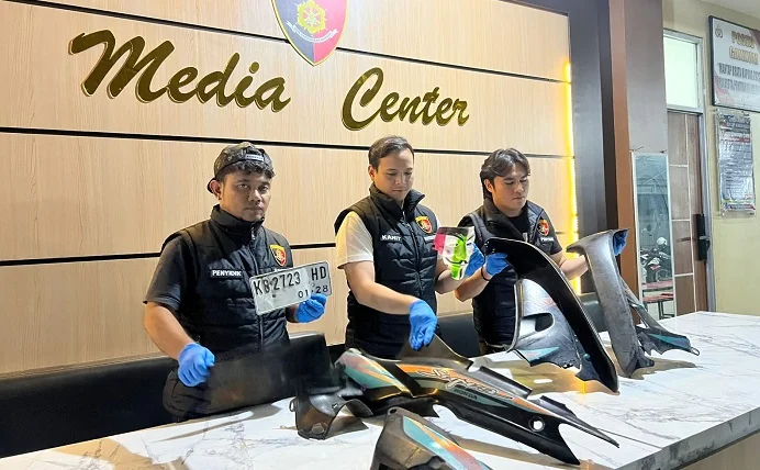 RILIS - Petugas Polresta Pontianak saat merilis kasus curanmor yang melibatkan 3 Anak di bawah umur.
