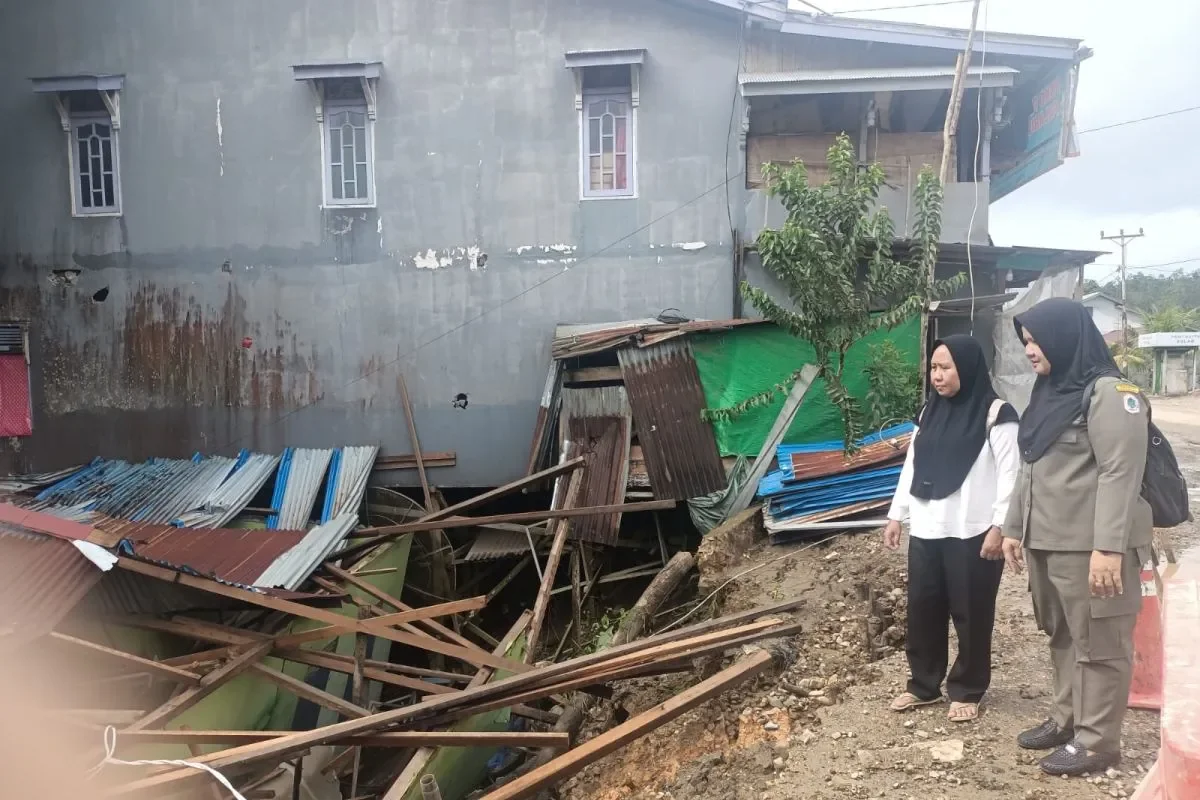 Kondisi satu unit bangunan BUMDes yang ambruk terbawa tanah longsor di Desa Nanga Semangut, Kecamatan Bunut Hulu, Kabupaten Kapuas Hulu, Provinsi Kalimantan Barat. (ANTARA)