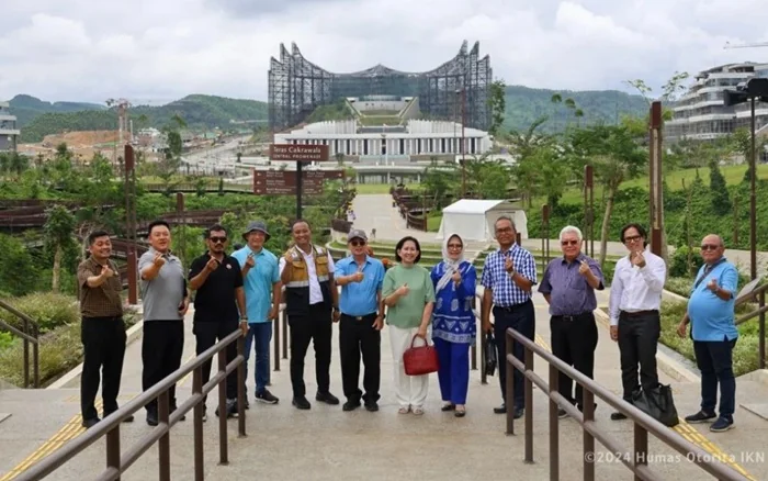 Calon Investor Lihat Lokasi Pembangunan Royale Nusantara Golf Resort & Residence di IKN--Humas OIKN.