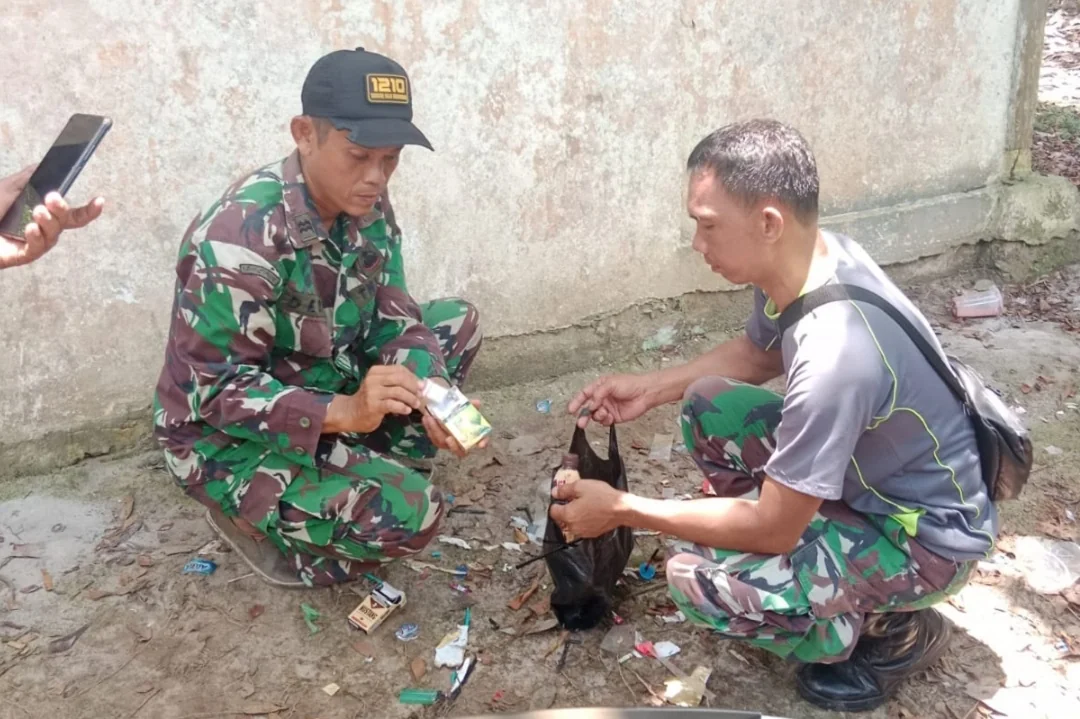 Transakasi Narkoba di Makam Juang Mandor Disergap Tentara, Pelaku Kabur Tinggalkan Sabu dan Motor. (FOTO: KORAMIL MANDOR)