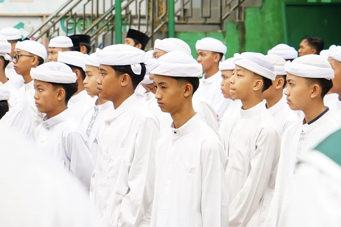 Para Santri saat ikuti upacara peringatan Hari Santri Nasional 2026 di Pondok Pesantren Mathla’ul Anwar, Pontianak, Kamis (22/10/2026).
