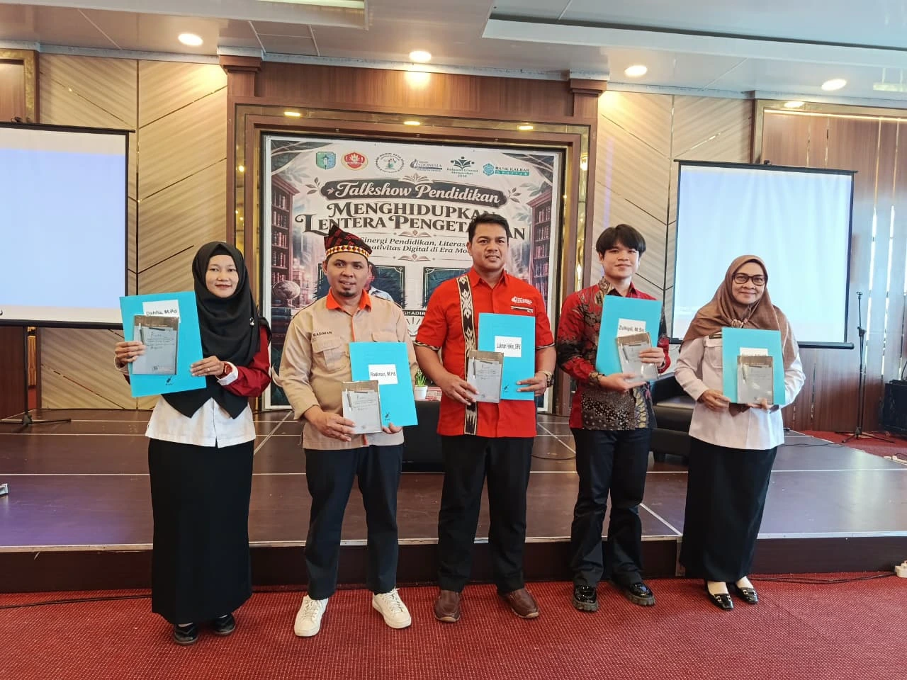 Para Narasumber Talks Show Pendidikan yang diselenggarakan Musyawarah Guru Mata Pelajaran (MGMP) Bahasa Indonesia Kabupaten Sintang dalam rangka bulan bahasa 2026 di Hotel Bagoes, Sintang, Rabu (21/10/2026).