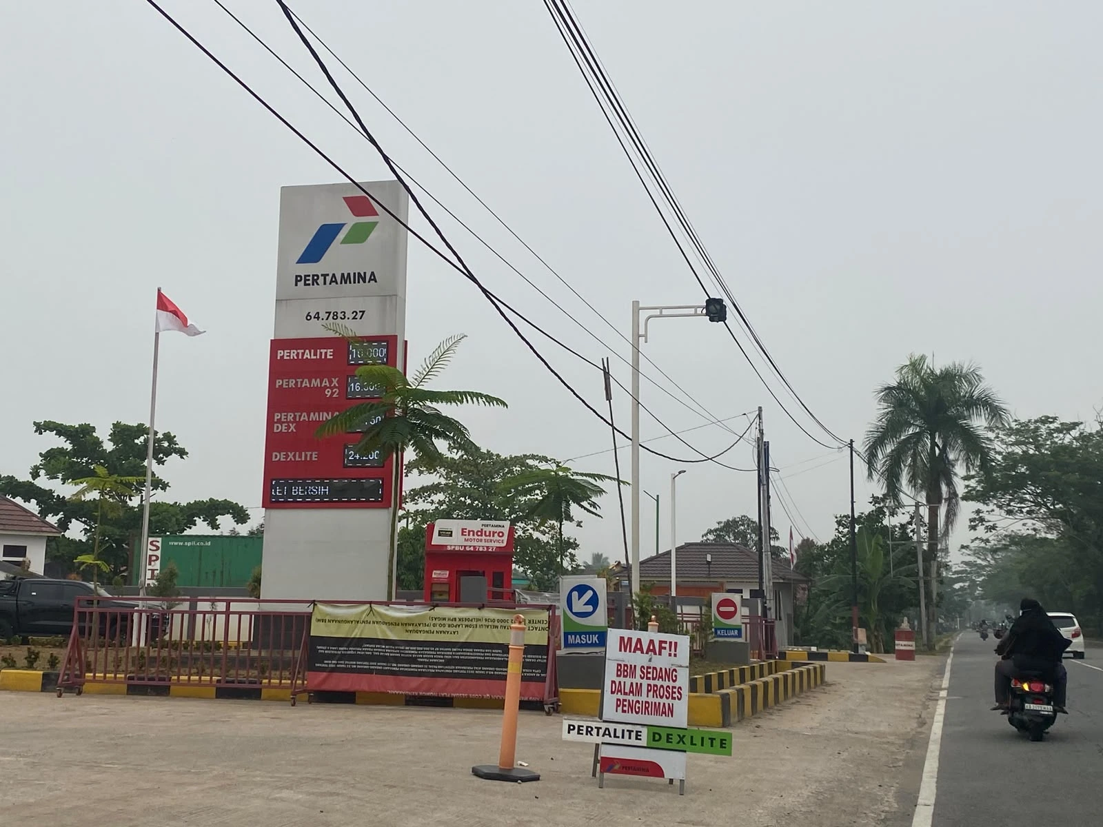 Plang bertuliskan "Maaf BBM sedang dalam proses pengiriman," terpasang di depan SPBU di Jalan Arteri Supadio, Kubu Raya, Rabu (13/10/26).