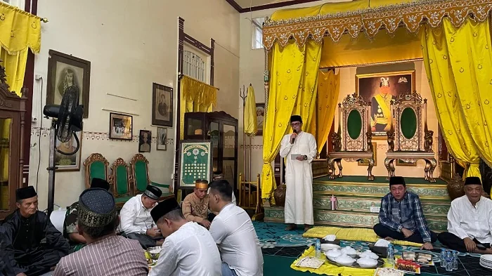 SAMBUTAN - Sultan Pontianak ke-IX yang juga Anggota DPD RI Kalimantan Barat, Syarif Melvin Alkadrie saat memberikan sambutan pada Kegiatan buka puasa bersama lintas organisasi kemasyarakatan (ormas) Kalimantan Barat di Istana Kadriah Pontianak, Sabtu, (14