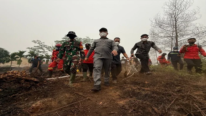 TINJAU - Gubernur Kalimantan Barat Ria Norsan saat meninjau lokasi karhutla di Desa Limbung, Rasau Jaya, Kamis (3/9/2026).
