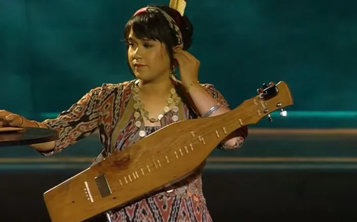 Musisi Ayuan Prawida memainkan alat musik sape saat tampil di World Water Forum (WWF) ke-10 yang digelar di Bali, Minggu (19/5).