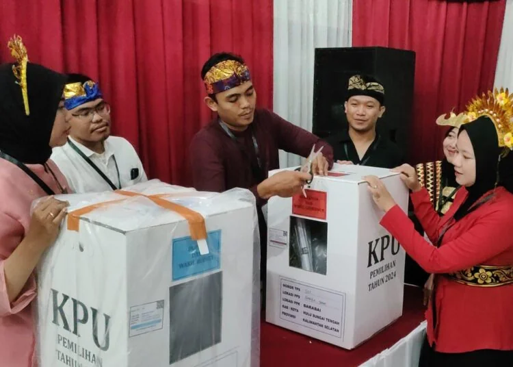 Proses Pembukaan Segel Kotak Suara.(Poros Kalimantan)
