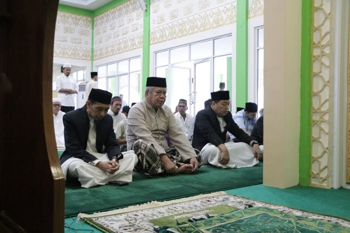 SHALAT - Sekda Kalimantan Barat Harisson saat melaksanakan Sholat Idul Adha di Masjid An Na'im, Kantor Gubernur Kalimantan Barat, Rabu (27/5/2026)