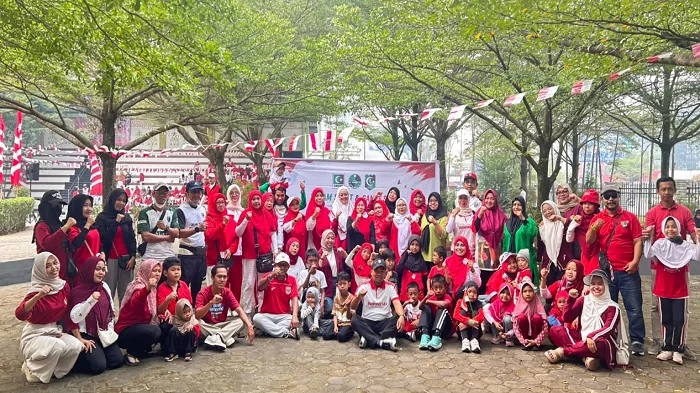 KAHMI - Keluarga besar MD Kahmi Kota Pontianak berfoto bersama usai menggelar Senam Sehat dan Games Seru dalam rangka memeriahkan HUT ke 81 Kemerdekaan Republik Indonesia di Taman Alun Kapus Kota Pontianak, Sabtu (22/8/2026)