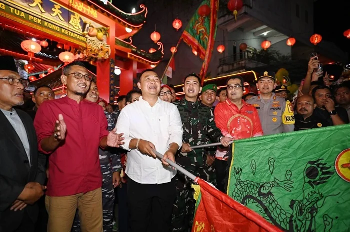 PERAYAAN - Bupati Ketapang Alexander Wilyo saat melepas pawai Cap Go Meh 2026 di Kabupaten Ketapang