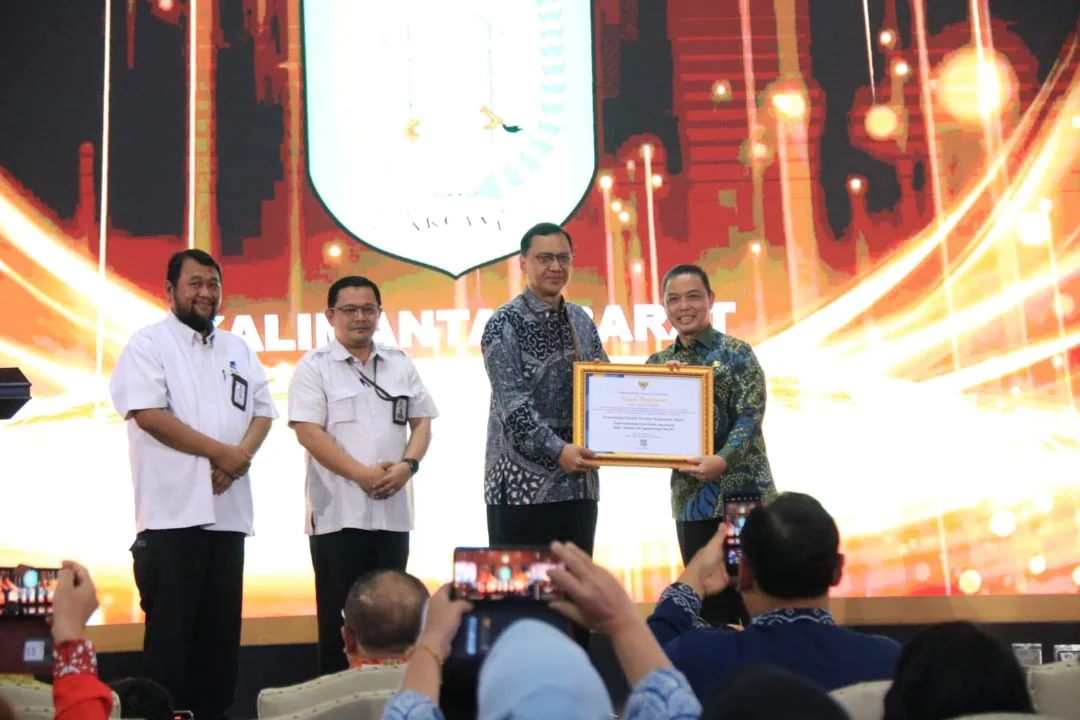 Gubernu Kalbar, Ria Norsan terima penghargaan kearsipan dari Kepala ANRI. | Keren! Kalimantan Barat Raih Peringkat 3 Nasional di Bidang Kearsipan dari ANRI. (FOTO: ADPIM)