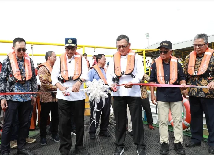 Sesi potong pita pada acara peresmian&nbsp;operasional Prototype Diesel Dual Fuel (DDF) Crewboat milik PT Pertamina Hulu Mahakam (PHM) di Pelabuhan Somber Balikpapan, Kalimantan Timur, Senin (12/8). (DOK.PHM)