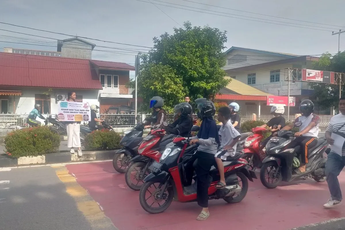 Kampanye tolak politik uang di perempatan jalan Diponegoro Singkawang (ANTARA)