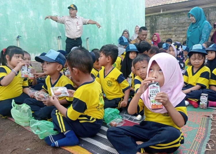 Para siswa TK Kartini Jalan Gembira Pelaihari saat menikmati telur dan susu yang dibagikan Disnakeswan Tanahlaut (Poros Kalimantan)