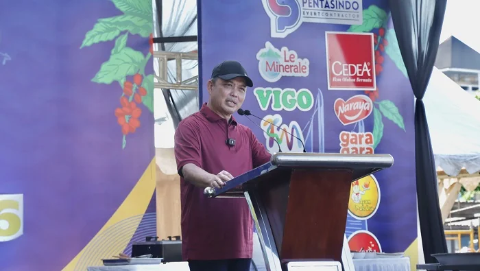 SAMBUTAN - Gubernur Kalimantan Barat Ria Norsan saat memberikan sambutan pada pembukaan Kalbar Food Festival ke-7 yang sekaligus pemecahan rekor Muri  penyajian Lontong Sukadana dalam jumlah besar.