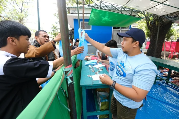 Pelindo 4 menyalurkan daging hewan sapi kurban ke masyarakat (Foto: Humas Pelindo).