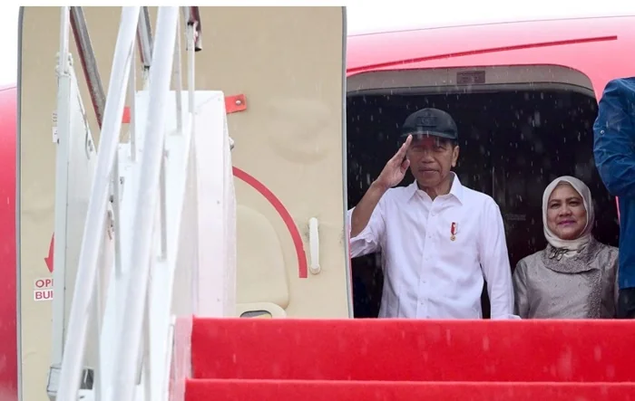 Presiden Joko Widodo didampingi Ibu Iriana Joko Widodo melanjutkan kegiatan kunjungan hari kedua dengan bertolak menuju Provinsi Aceh, pada Senin, 9 September 2024 melalui Bandara Internasional Aji Pangeran Tumenggung, Kota Samarinda. Foto: BPMI Setpres/M
