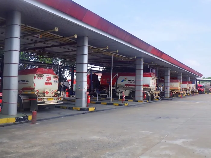 DISTRIBUSI  -Pertamina terus mengoptimalkan penerimaan dan penyaluran pasokan untuk memperkuat ketersediaan stok dengan mempercepat distribusi dari Terminal ke seluruh SPBU di seluruh wilayah Kalimantan Barat.