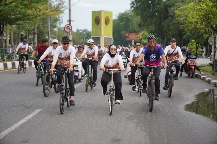 GOWES - Rombongan Wali Kota se-Kalimantan peserta Raker Komwil V APEKSI Regional Kalimantan gowes bareng berkeliling mengitari Kota Pontianak