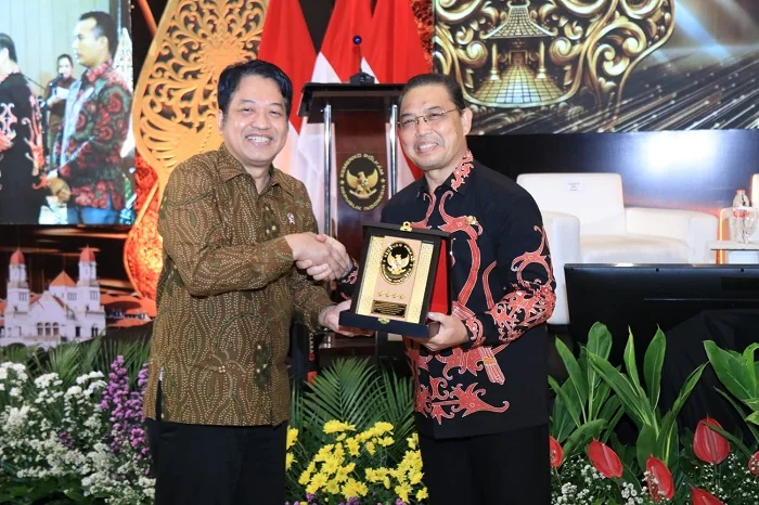 PENGHARGAAN - Gubernur Kalimantan Barat Ria Norsan menerima cendramata    pada kegiatan Kick Off Evaluasi Nasional Capaian IDI 2025 yang berlangsung di Hotel Horison Ultima Sentraland, Kamis (21/5/2026). Pada Kempatan itu Provinsi Kalbar mendapatkan perin