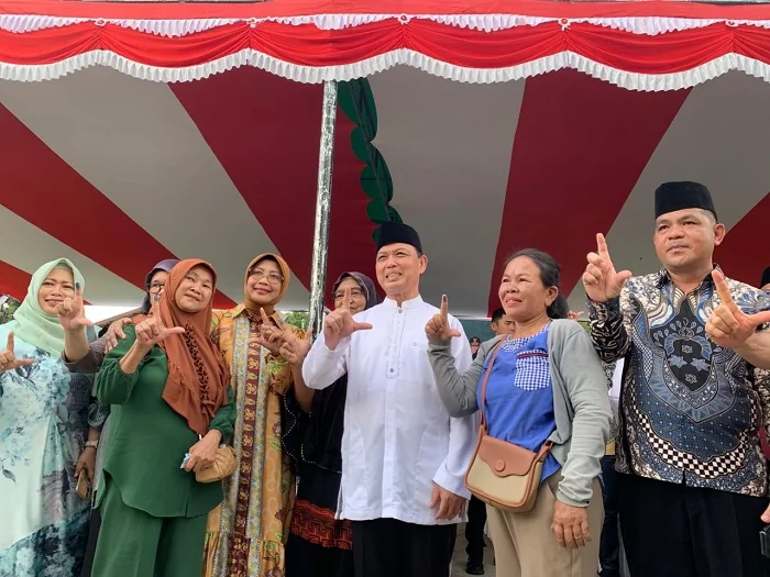 FOTO BERSAMA - Gubernur Ria Norsan berfoto bersama warga saat gelaran operasi pasar murah di Kabupaten Landak, Minggu (1/3/2026) momen itu Norsan juga meminta Pertamina pastikan seluruh distribusi BBM berjalan lancar dan tak ada terjadi kelankaan.