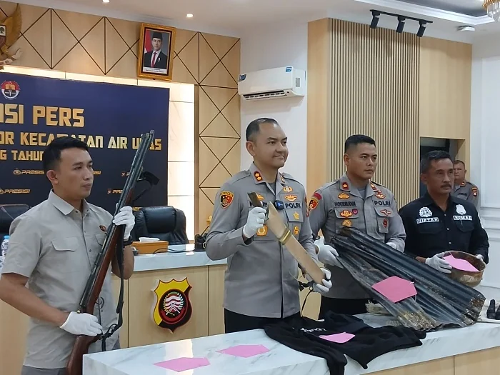 PERS KONFRES -Kapolres Ketapang AKBP Muhammad Harris (tengah) saat menunjukkan barang bukti kasus rangkaian aksi teror di Kecamatan Air Upas, Kabupaten Ketapang.