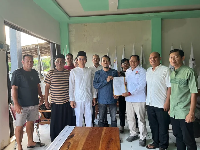 PENDAFTARAN - Decky Sabiandi saat menyerahkan berkas dukungan dari Cabor untuk Maju Sebagai Ketua Koni Kayong Utara Periode 2026–2030