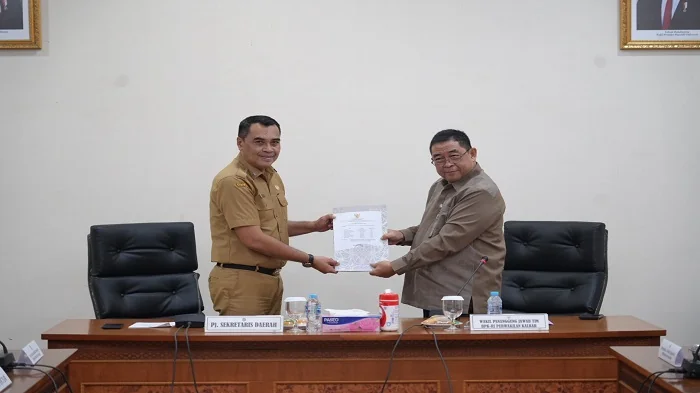 Pj sekda kalbar Hendra saat menyerahkan dokumen pada pemeriksaan Pendahuluan Kepatuhan atas Belanja Daerah Tahun Anggaran 2026 di Ruang Arwana, Kantor Gubernur Kalbar, Senin (5/10/2026)