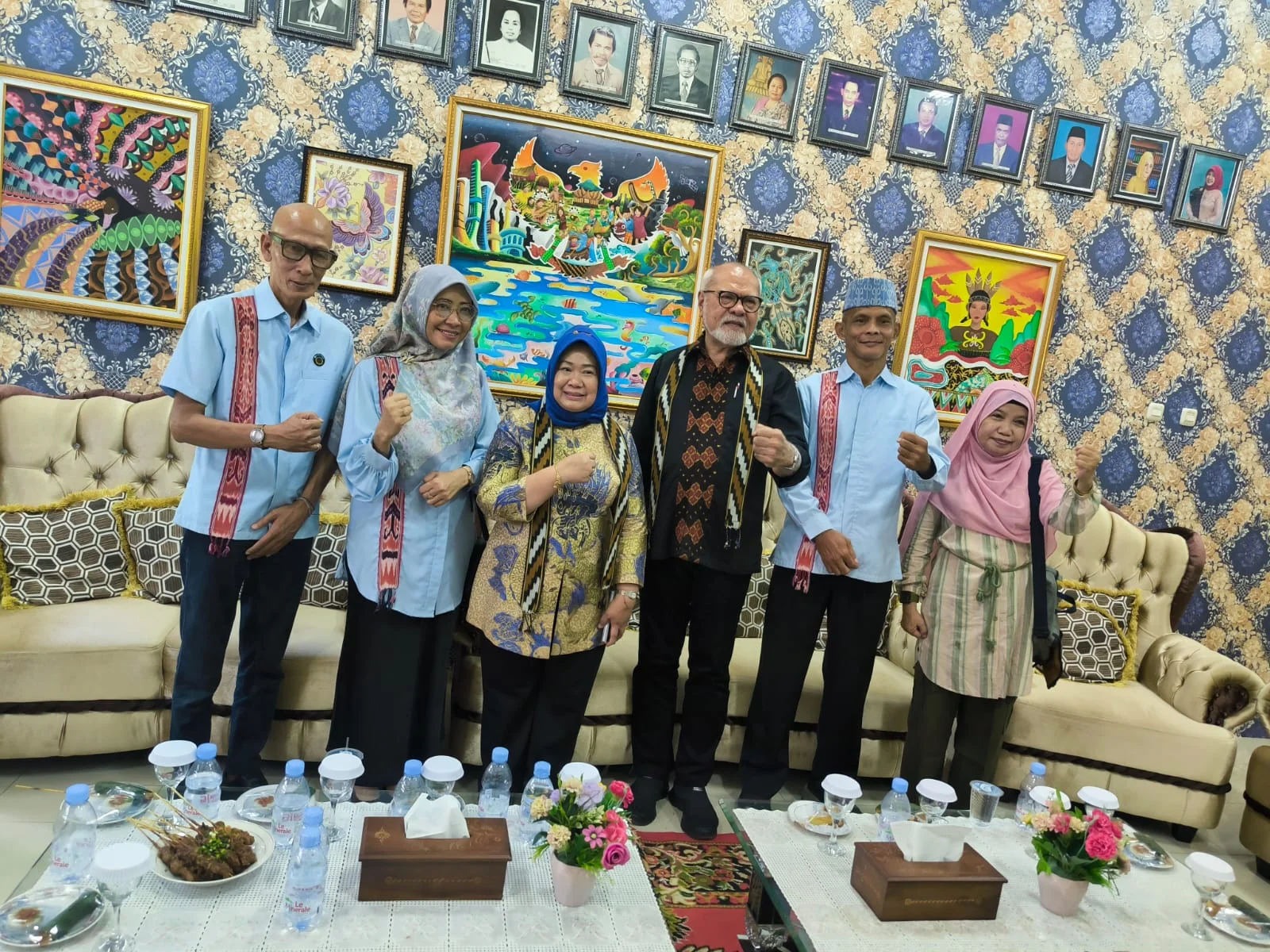 KOMITE - Anggota Komite SMAN 1 Pontianak saat berfoto bersama Pimpinan Badan Sosialisasi MPR Abraham Liyanto dan Plt Sekjen MPR RI Siti Fauziah saat berada di ruang Kepala SMAN 1 Pontianak, Selasa (19/5/2026)