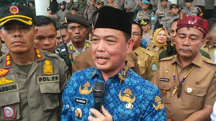 TEMUI MASSA - Gubernur Kalimantan Barat, Ria Norsan saat menemui masa aksi di halaman Kantor Gubernur Kalbar, Senin 27 April 2026.