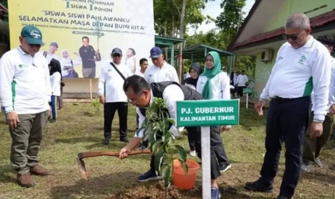 Penjabat Gubernur Kaltim Akmal Malik menanam pohon di Sekolah Menengah Kejuruan (SMK) Negeri 6, Jalan Batu Cermin Sempaja Samarinda dalam rangka peringatan Hari Menanam Pohon Indonesia (HMPI) tahun 2024.  (ANTARA)