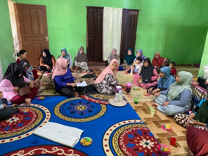 PEREMPUAN TANI - Para Ibu yang tergabung dalam Kelompok Wanita Tani (KWT) Subur Jaya dan KWT Gembur Bersama saat menyusun Anggaran Dasar dan Anggaran Rumah Tangga (AD/ART) di Desa Sungai Rasau, Kecamatan Sungai Pinyuh