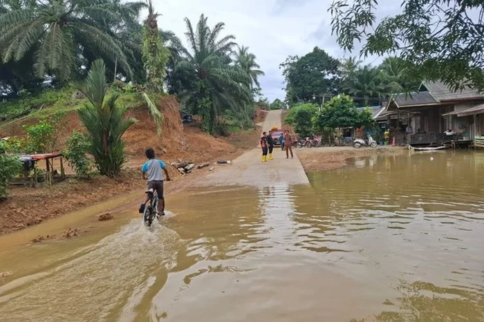 Banjir di desa wilayah Penajam Paser Utara, Kalimantan Timur yang berangsur surut, Rabu (26/6/2024).(Dokumentasi Humas BNPB RI).