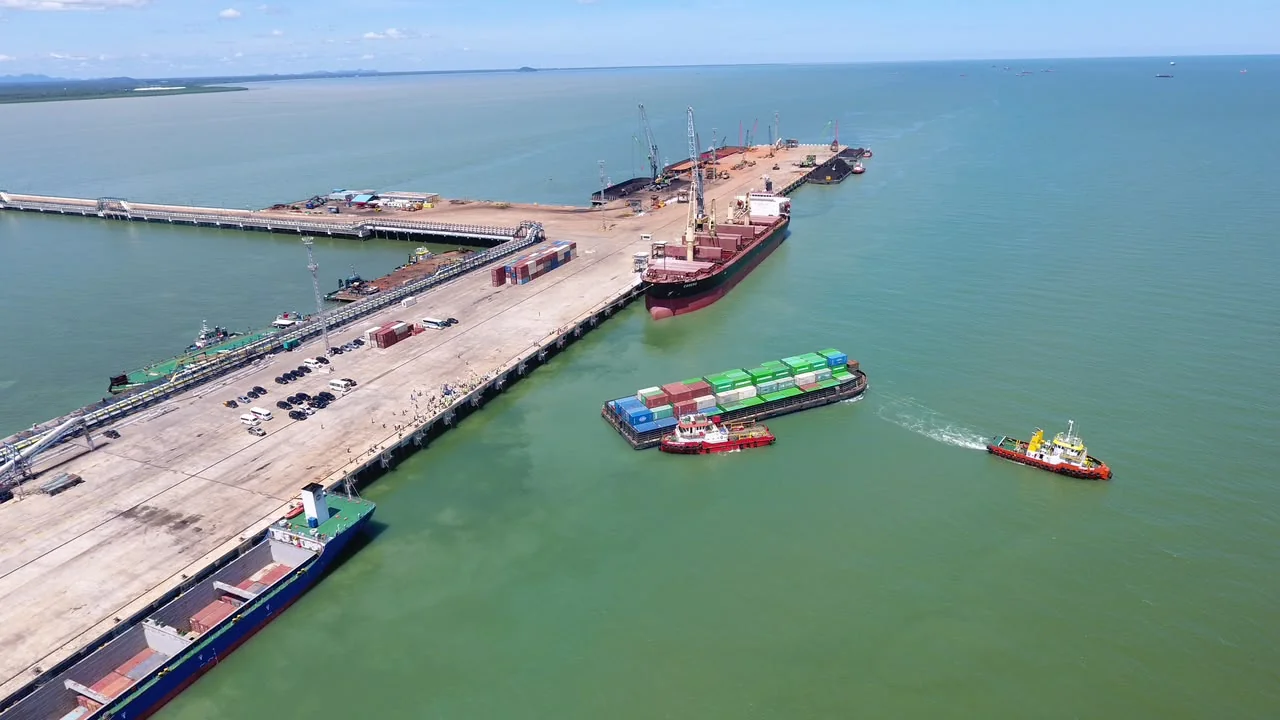 KIJING - Terminal Internasional Kijing menjadi landmark pembangunan yang turut dikawal oleh Ria Norsan dimulai saat menjadi Bupati Mempawah hingga menjadi Gubernur Kalimantan Barat. Pelabuhan Kijing pada Senin (29/06/2026) mulai ekspor perdana Peti Kemas.