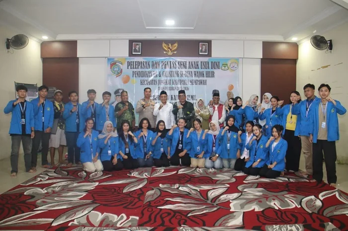 MAHASIWA - Wakil Gubernur Kalimantan Barat Krisantus Kurniawan saat memberikan pembekalan kepada 28 mahasiswa Universitas PGRI Pontianak yang menjalani Kuliah Kerja Nyata (KKN) di Desa Wajok Hilir, Kabupaten Mempawah, Minggu (28/6/2026)