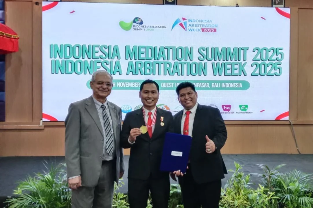 Tegguh Yuliarto (tengah) bersama Presiden DSI Sabela Gayo (kiri) saat menerima penghargaan iADR Awards 2025 di Bali. | ASN Pemkot Pontianak, Tegguh Yuliarto, Raih Indonesia ADR Awards 2025: Bukti Peran Lokal dalam Resolusi Konflik Damai. (FOTO: ISTIMEWA)