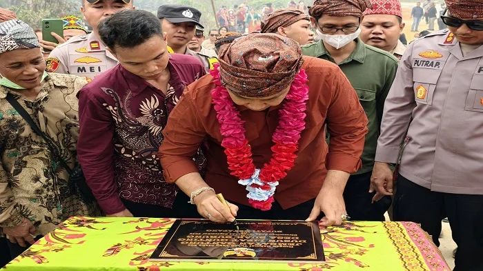 TANDA TANGAN - Bupati Ketapang Alexander Wilyo Tanda Tangani Prasasti saat meresmikan Jembatan Gantung Lipat Gunting di Dusun Lipat Gunting, Desa Suak Burung, Kecamatan Manis Mata, Jumat (25/9/2026).
