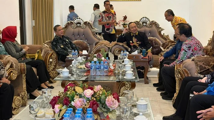BERCENGKRAMA - Gubernur Kalimantan Barat Ria Norsan bersama Bupati Ketapang Alexander Wilyo saat bercengkrama di Kabupaten Ketapang, Kamis (9/4/2026)