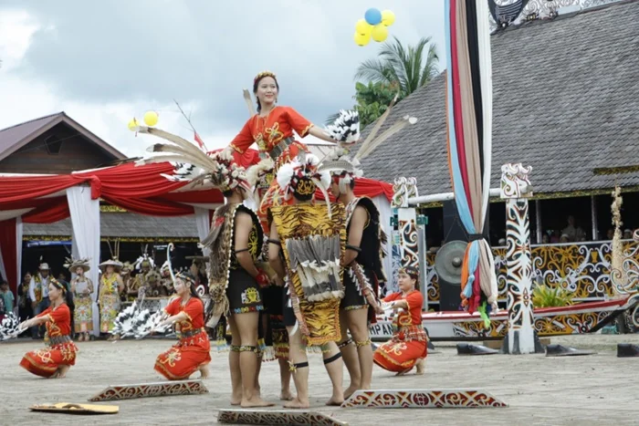 Tari-tarian khas Dayak Kenyah.