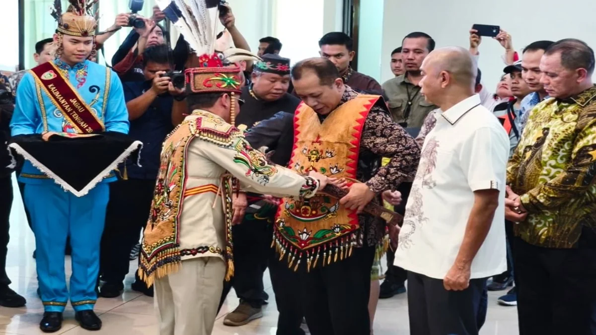 Menteri Koperasi Ferry Joko Juliantono dan JAM Intelijen Reda Manthovani menerima gelar kehormatan adat Dayak di Palangka Raya. Foto: MMCKalteng