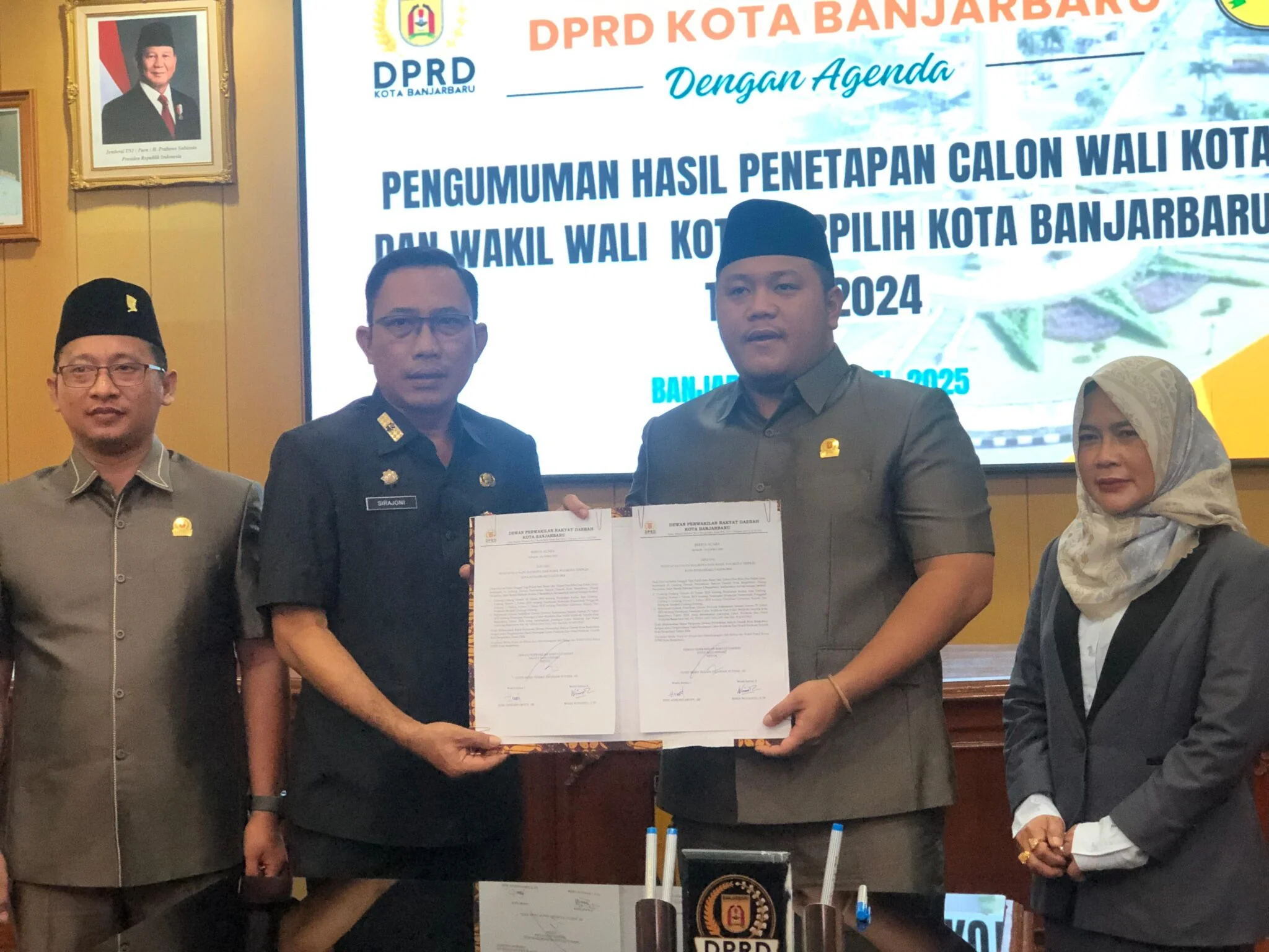 Arsip foto - enyerahan naskah paripurna pengumunan hasil penetapan Calon Wali Kota dan Wakil Wali Kota Terpilih Kota Banjarbaru kepada pasangan nomor urut 1 Hj Erna Lisa Halaby – Wartono