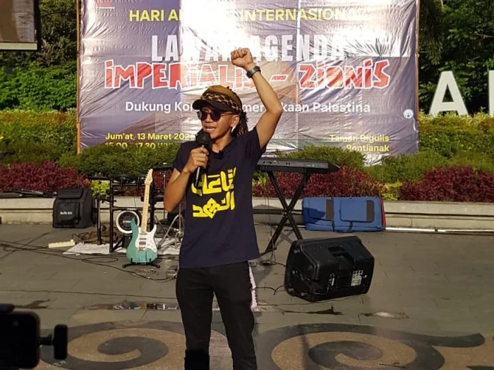 ORASI - Mohammad Reza, Tim komunikasi WAZIB Chapter Kalbar saat berorasi dalam  aksi massa damai dalam rangka memperingati Hari Al-Quds Internasional yang digelar di kawasan Tugu Digulis, Jalan Ahmad Yani Pontianak, pada Jumat (13/03/2026)
