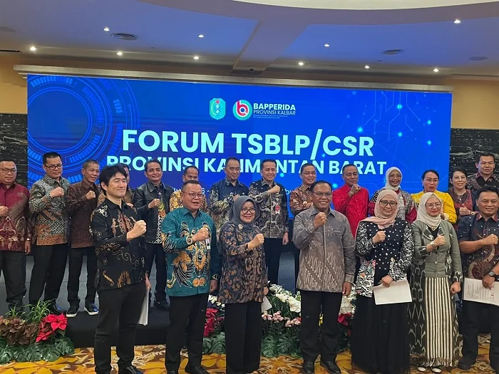 FOTO BERSAMA -Para perwakilan perusahaan berfoto bersama kepala daerah se-Kalbar usai menandatangani komitmen bersama untuk pelaksanaan program prioritas pembangunan daerah tahun 2027
