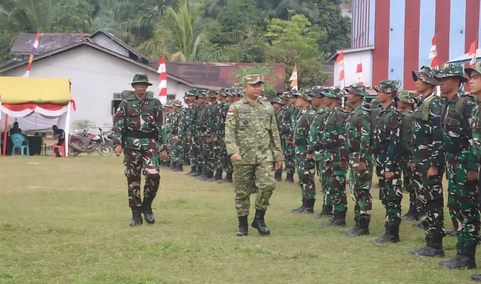 APEL - Bupati Ketapang Alexander Wilyo saat apel dimulainya pelaksanaan program TNI Manunggal Membangun Desa (TMMD) Reguler ke-127 Tahun Anggaran 2026 di Desa Selangkut Raya, Kecamatan Sungai Laur, Selasa (10/2/2026).