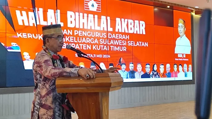 Bupati Kutai Timur Ardiansyah Sulaiman sambutan di acara halal bi halal KKSS Kutai Timur.
