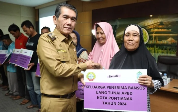 Pj Wali Kota Pontianak salurkan bansos ke warga.