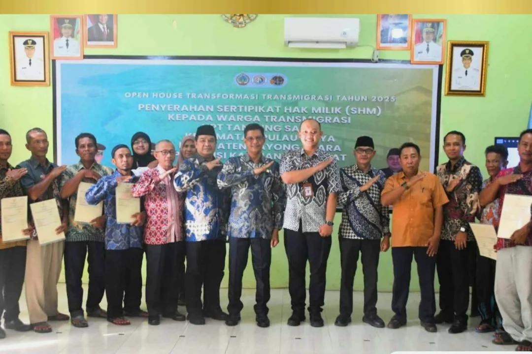 Wabup Amru Serahkan 472 SHM, Masyarakat Transmigrasi Kayong Utara Dapat Jaminan Legalitas Tanah. (FOTO: PROKOPIM)