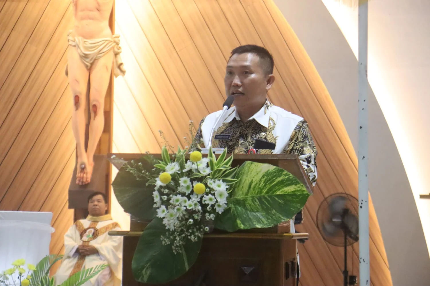 BACA SAMBUTAN -Staf Ahli Gubernur Bidang Pembangunan dan Ekonomi Yosafat Triadhi Andjioe saat membacakan sambutan Wakil Gubernur Kalimantan Barat peringatan Hari Ulang Tahun (HUT) ke-102 Wanita Katolik Republik Indonesia (WKRI) yang dirangkaikan dengan pe
