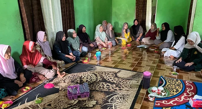 Para perempuan petani di desa sungai rasau, Kabupaten Mempawah yang tergabung dalam kelompok petani KWT Gembur Bersama dan KWT Subur Jaya bermusyawarah untuk membentuk kelembagaan  dalam bentuk koperasi. Kedua kelompok tersebut didampingi lembaga gemawan